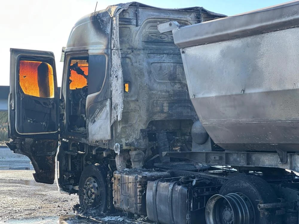 Uşak’ta park halindeki tır yanarak küle döndü!