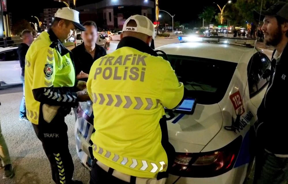 Aksaray’da alkollü sürücünün el sallamalı şovu 25 bin TL’ye mal oldu!