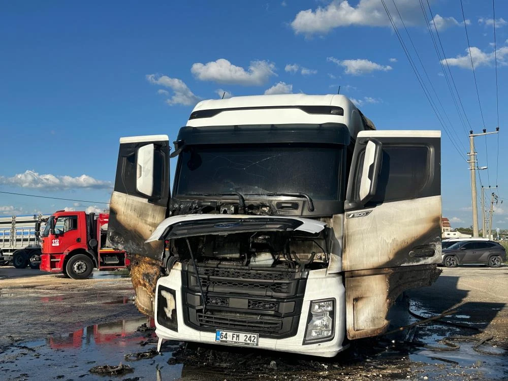 Uşak’ta park halindeki tır yanarak küle döndü!
