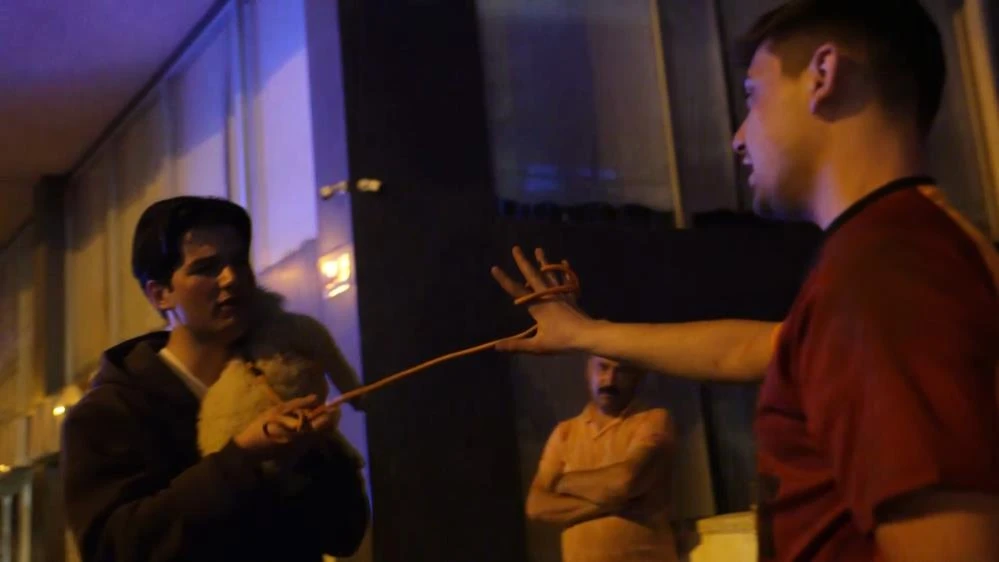 Köpeğine tutunan alkollü sürücü kaza yaptı!