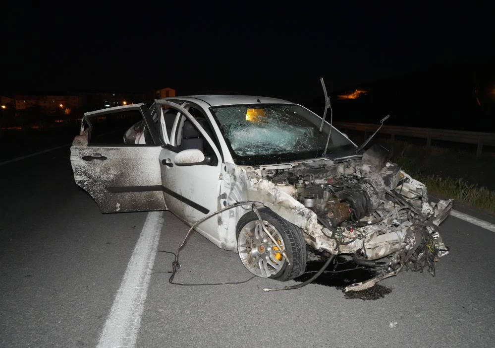 Kırıkkale’de kimliksiz sürücü bariyerlere çarpıp hayatını kaybetti!