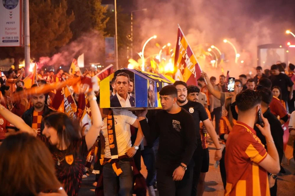 Edirne'de Galatasaray taraftarından ezeli rakibe tabutlu gönderme!