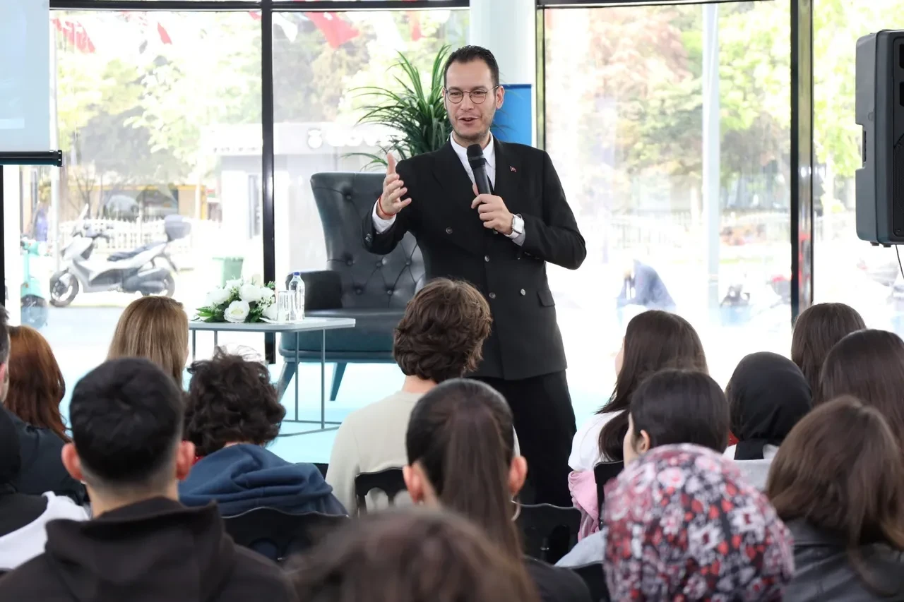 Instagram ve WhatsApp bizi dinliyor mu? Profesör yapay zekayı örnek göstererek uyardı