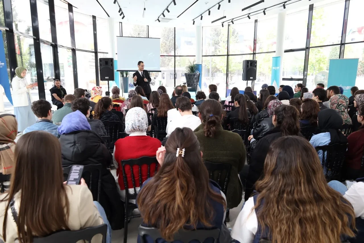 Instagram ve WhatsApp bizi dinliyor mu? Profesör yapay zekayı örnek göstererek uyardı