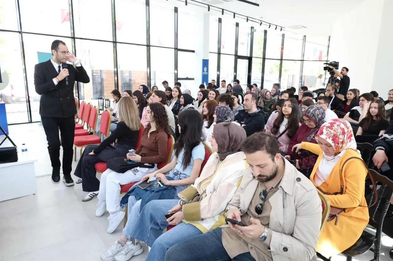 Instagram ve WhatsApp bizi dinliyor mu? Profesör yapay zekayı örnek göstererek uyardı