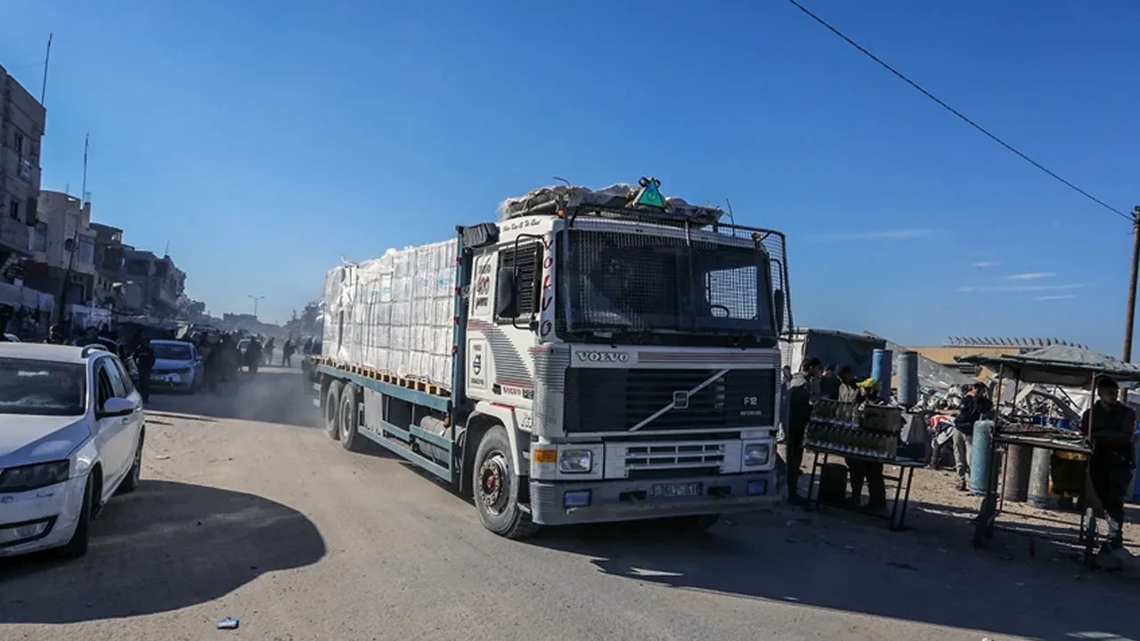 Kıtlık yaşanan Gazze'ye İsrail'den 5 tırlık izin