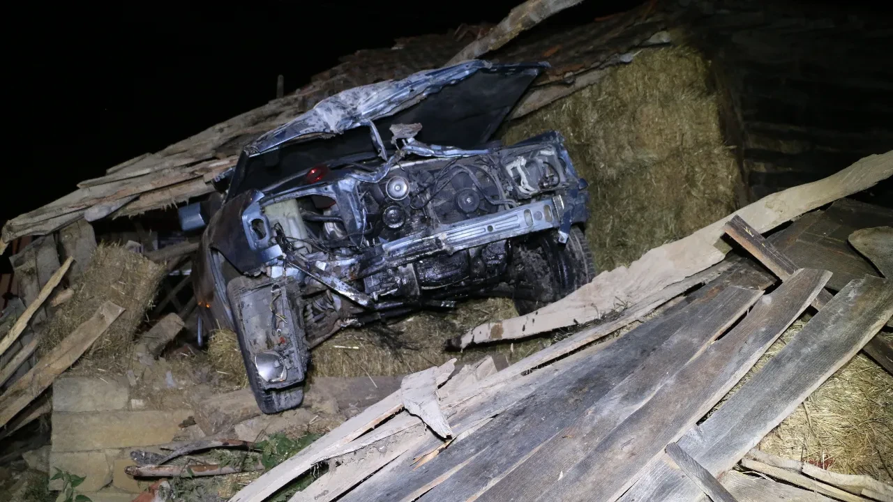 Kocaeli’de virajı alamayan otomobil samanlığa daldı