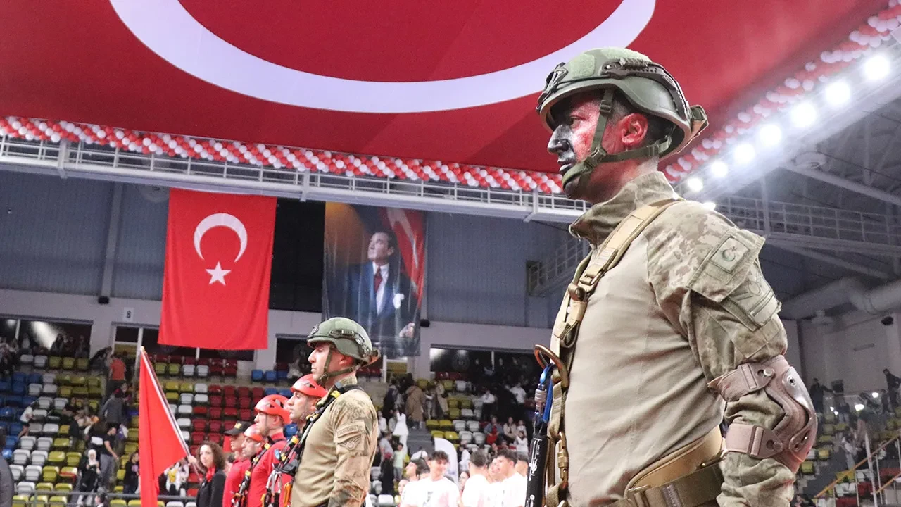 Komandoların 19 Mayıs gösterisi nefes kesti