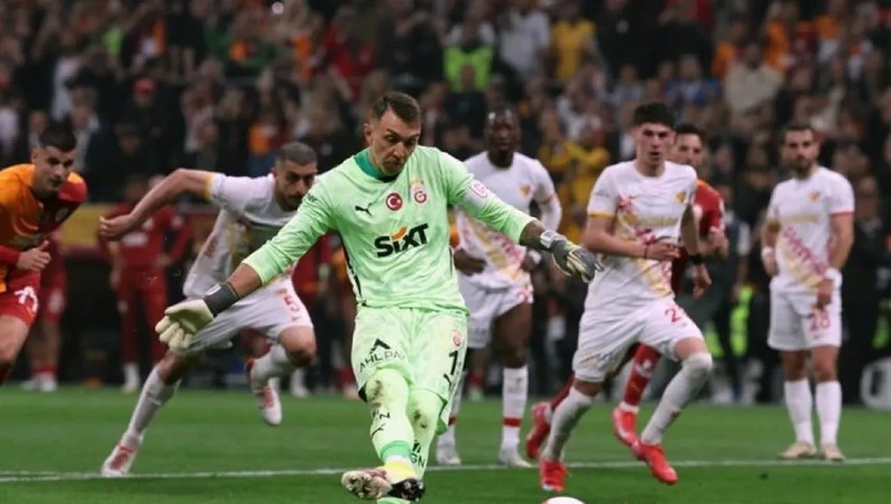 Muslera'yı eleştiren Mourinho'ya çok sert tepki! 'Ahlaksız, rezil sen de yapmışsın'