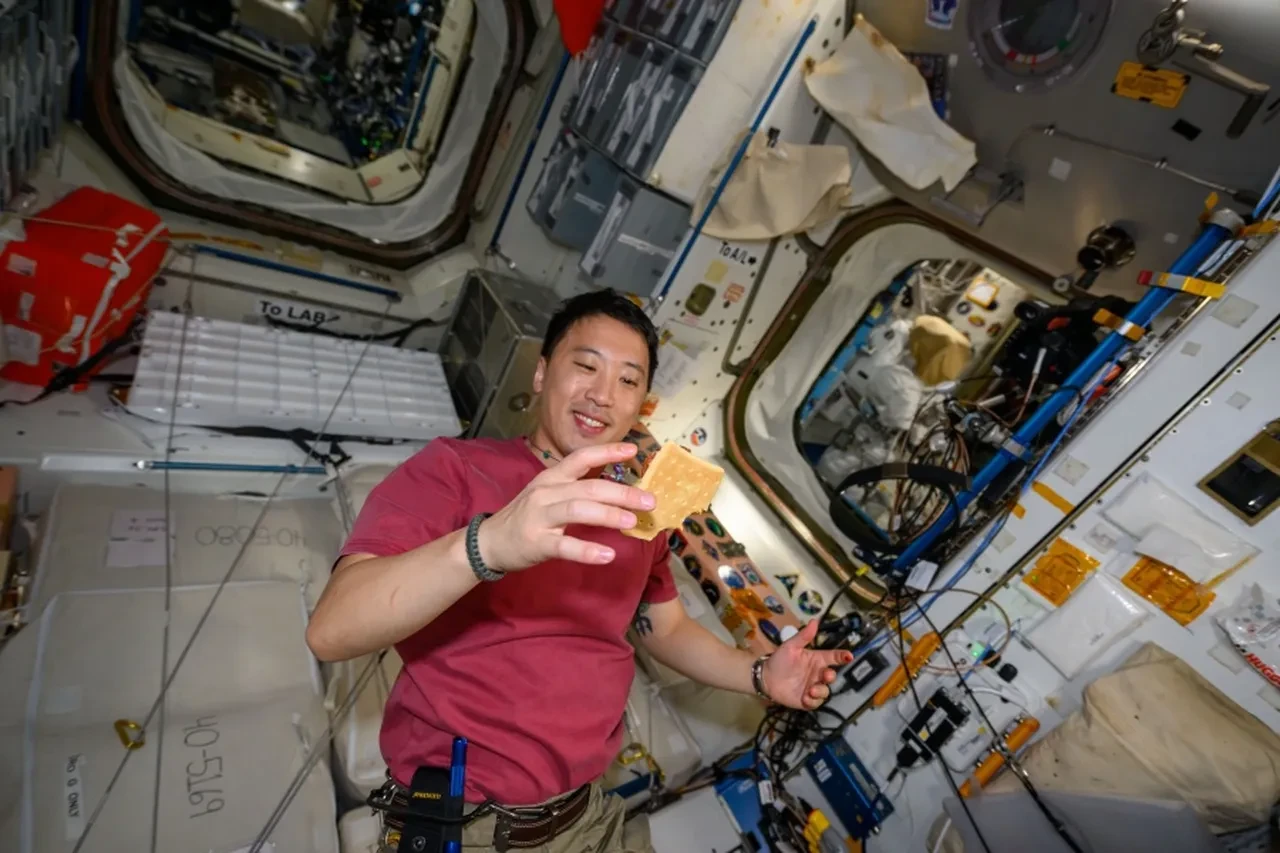 NASA astronotu uzayda cheeseburger yaptı, görüntüsü sosyal medyada olay oldu