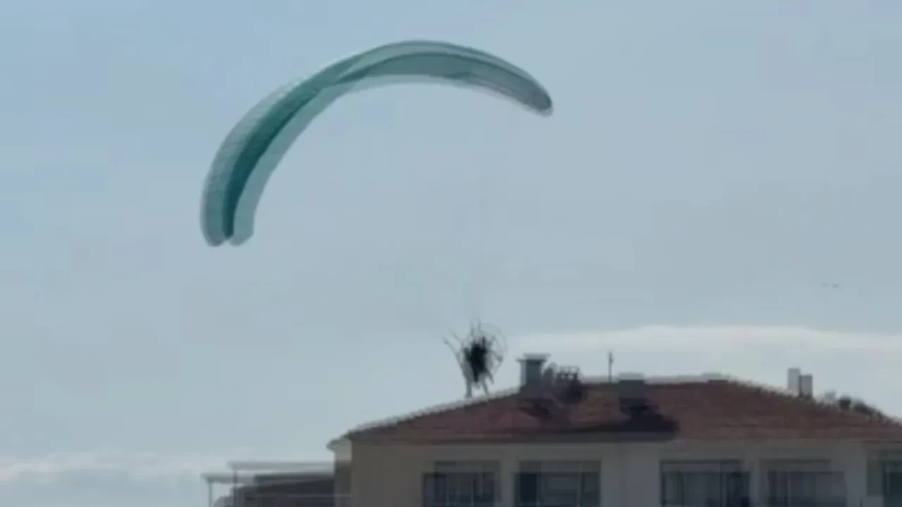 Paramotor çatıya düştü, yürekler ağza geldi 
