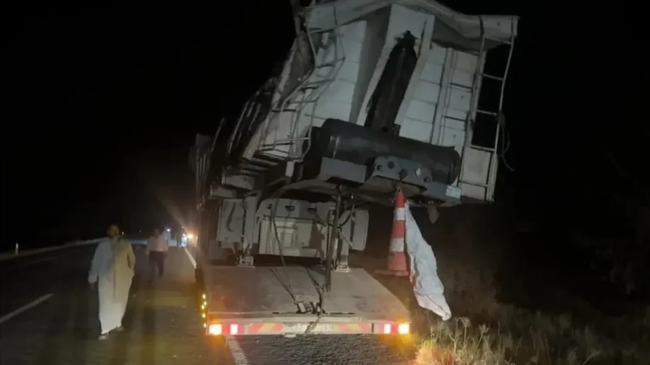 Şanlıurfa’da buğday dolu tır devrildi! Yollar altın sarısına büründü