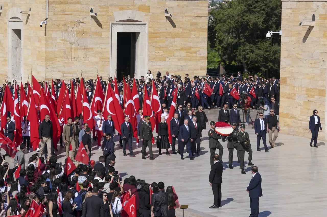 Siyasilerden 19 Mayıs mesajları: Türkiye'nin gücü gençliğidir