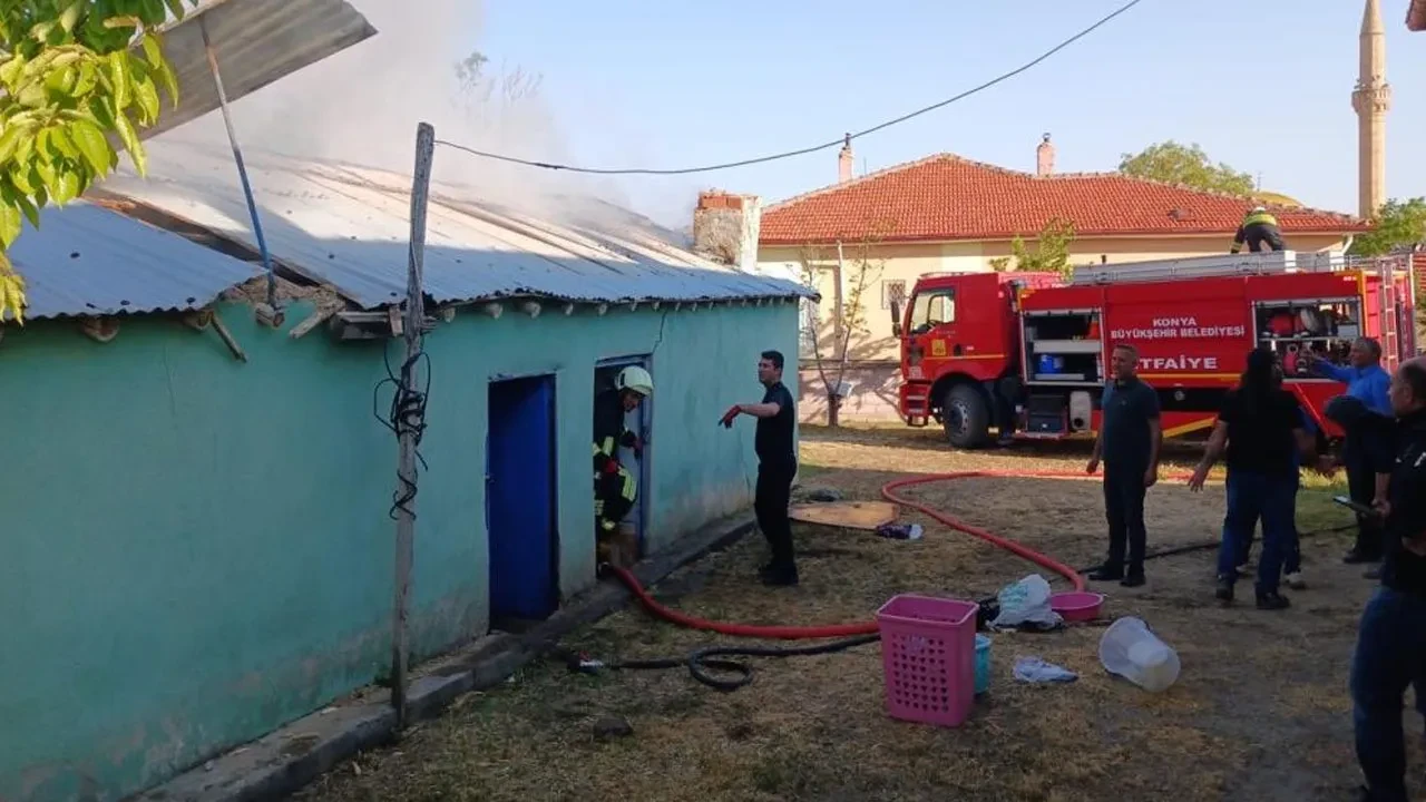 Tandır evinde yangın! Çatı küle döndü