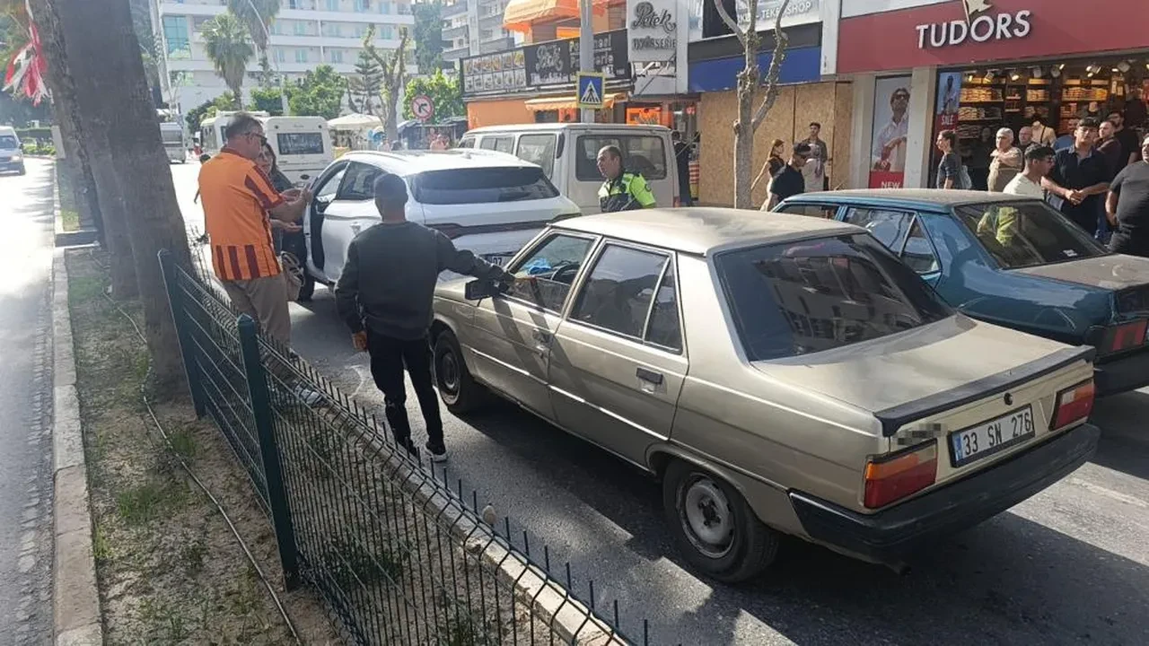 Yeni aldığı arabasıyla şehri turluyordu... Alkollü ve ehliyetsiz sürücü arkadan çarptı!