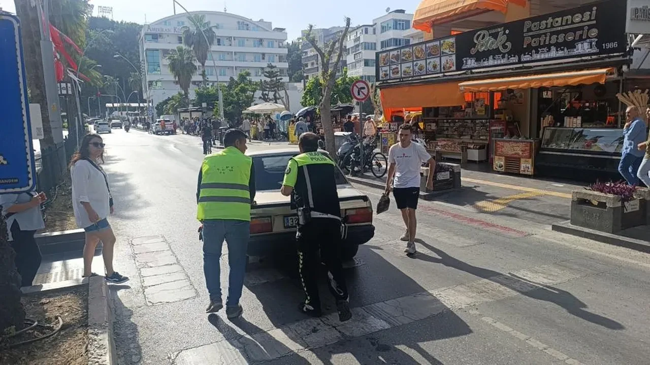 Yeni aldığı arabasıyla şehri turluyordu... Alkollü ve ehliyetsiz sürücü arkadan çarptı!