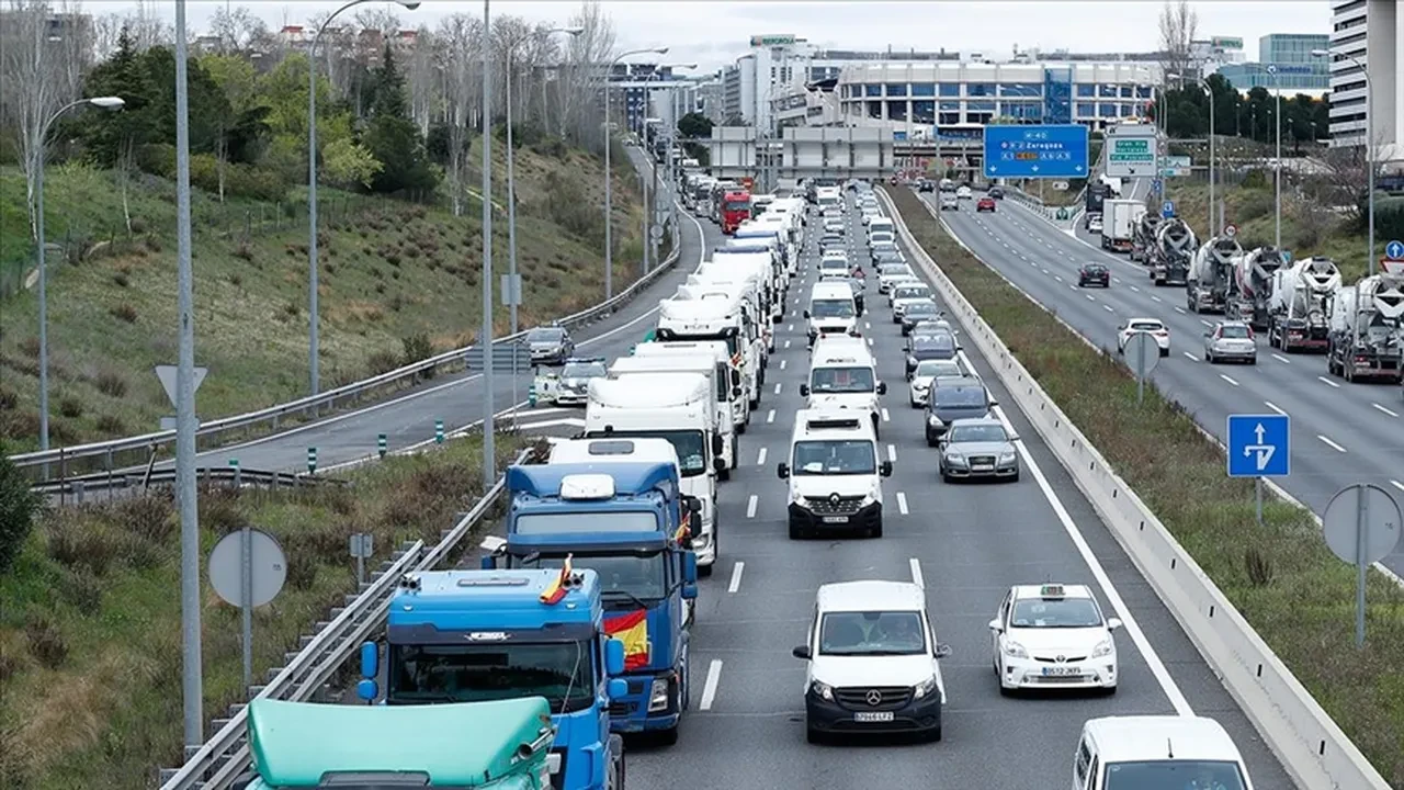 Yeni trafik kuralları gündem oldu: Eşiyle tartışana, makyaj yapana ceza