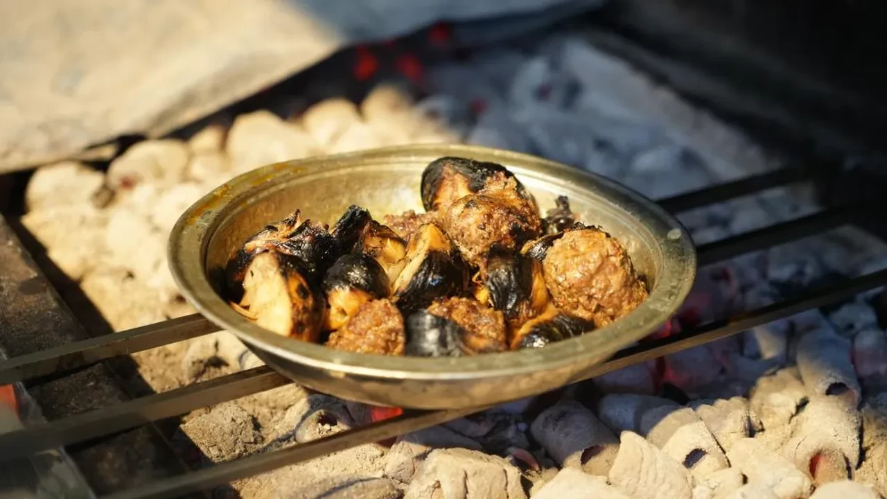 Yılda sadece 3 hafta yapılıyor! Sarımsak kebabı lezzetiyle damak çatlatıyor