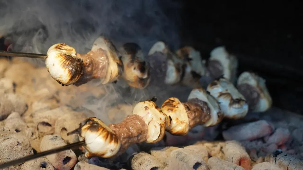 Yılda sadece 3 hafta yapılıyor! Sarımsak kebabı lezzetiyle damak çatlatıyor