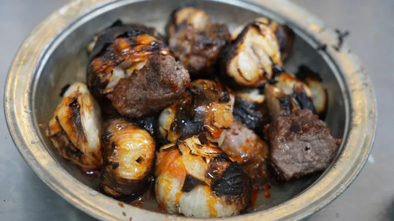 Yılda sadece 3 hafta yapılıyor! Sarımsak kebabı lezzetiyle damak çatlatıyor