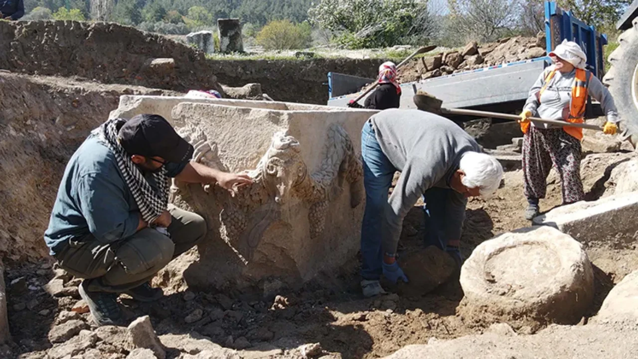 2000 yıl öncesine ait lahit: İçinden çıkanlar ve işlemeleri tarihi yansıttı