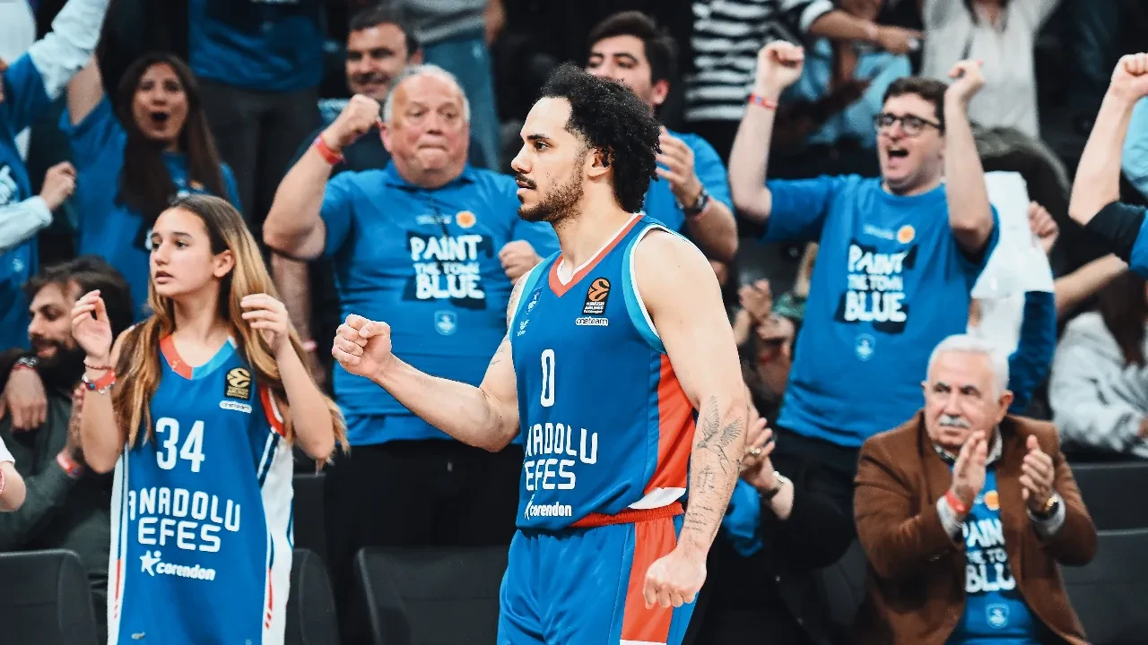 Anadolu Efes Panathinaikos'u devirdi! Seride eşitlik sağlandı 
