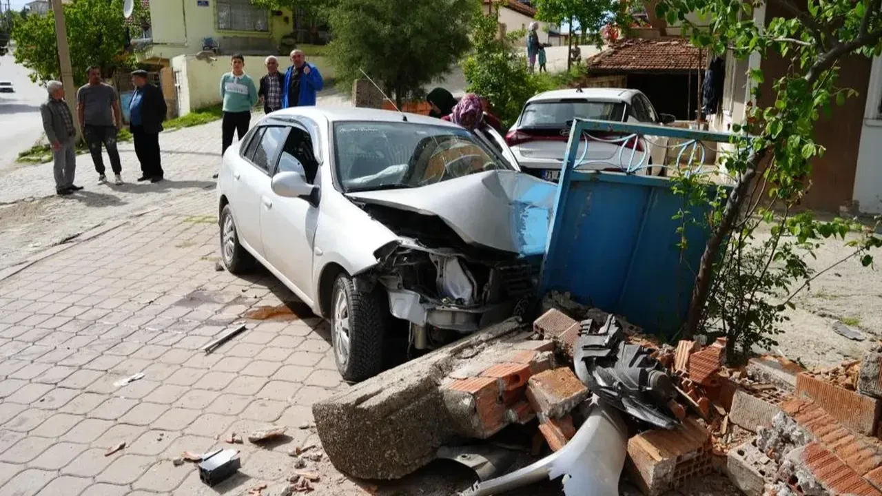 Araca çarpmamak için bahçe duvarına daldı: 2 yaralı
