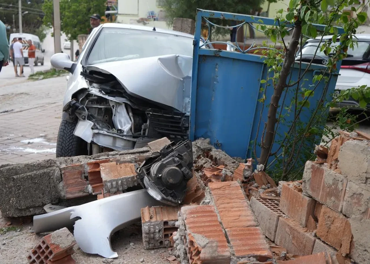 Araca çarpmamak için bahçe duvarına daldı: 2 yaralı