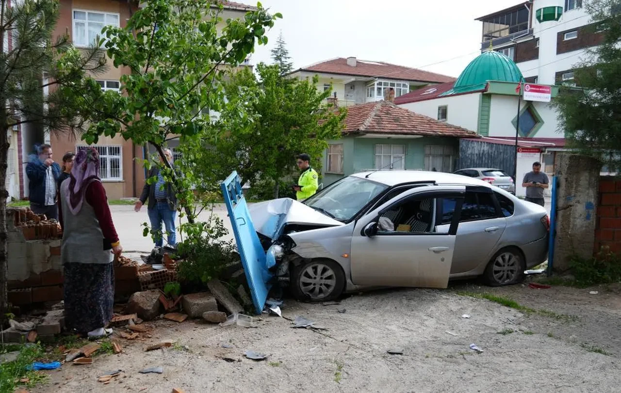 Araca çarpmamak için bahçe duvarına daldı: 2 yaralı