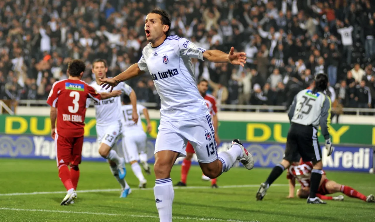 Beşiktaş'ın eski golcüsü Bobo'dan derbi yorumu: 'Maçta fark oluşturacak isim'