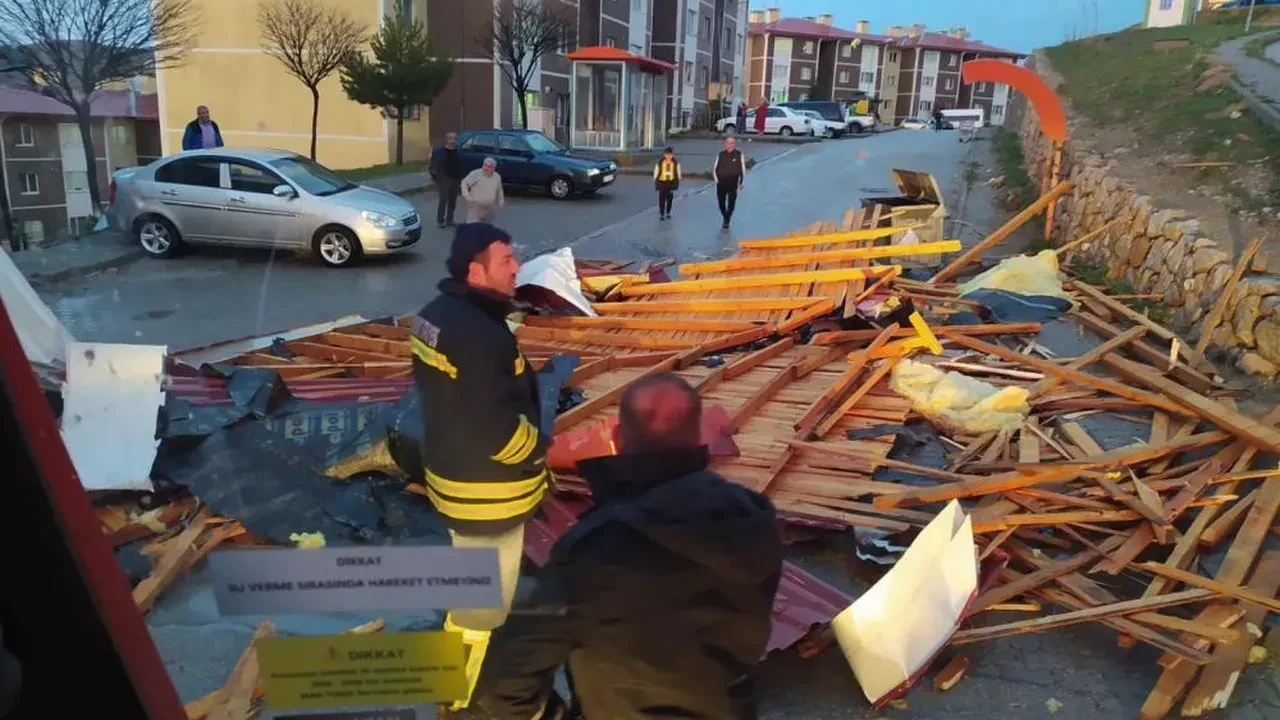 Fırtına 15 dakikada tozu dumana kattı: Çatılar uçtu, araçlar hasar gördü