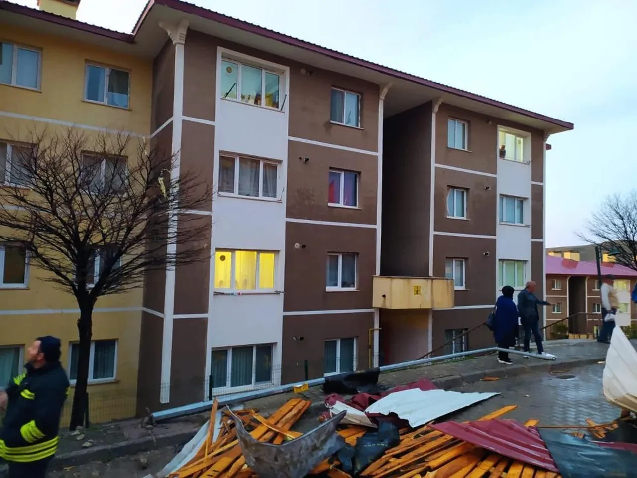 Fırtına 15 dakikada tozu dumana kattı: Çatılar uçtu, araçlar hasar gördü
