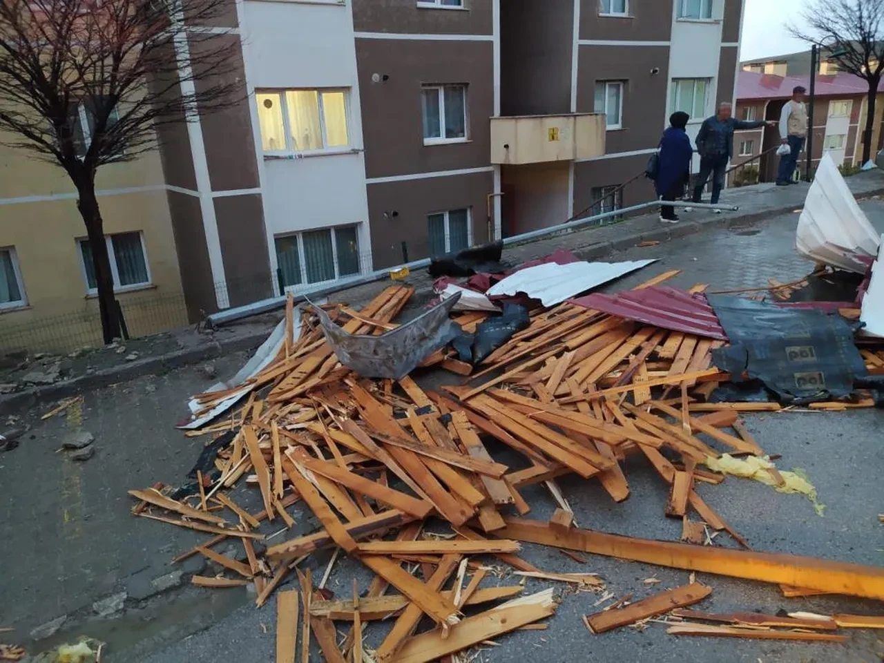 Fırtına 15 dakikada tozu dumana kattı: Çatılar uçtu, araçlar hasar gördü