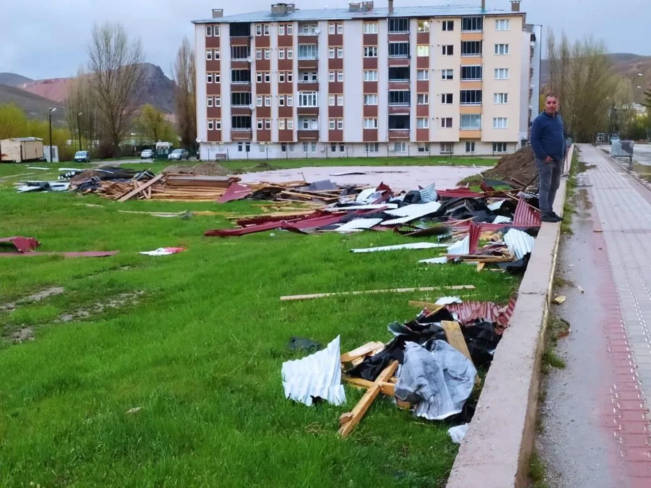 Fırtına 15 dakikada tozu dumana kattı: Çatılar uçtu, araçlar hasar gördü