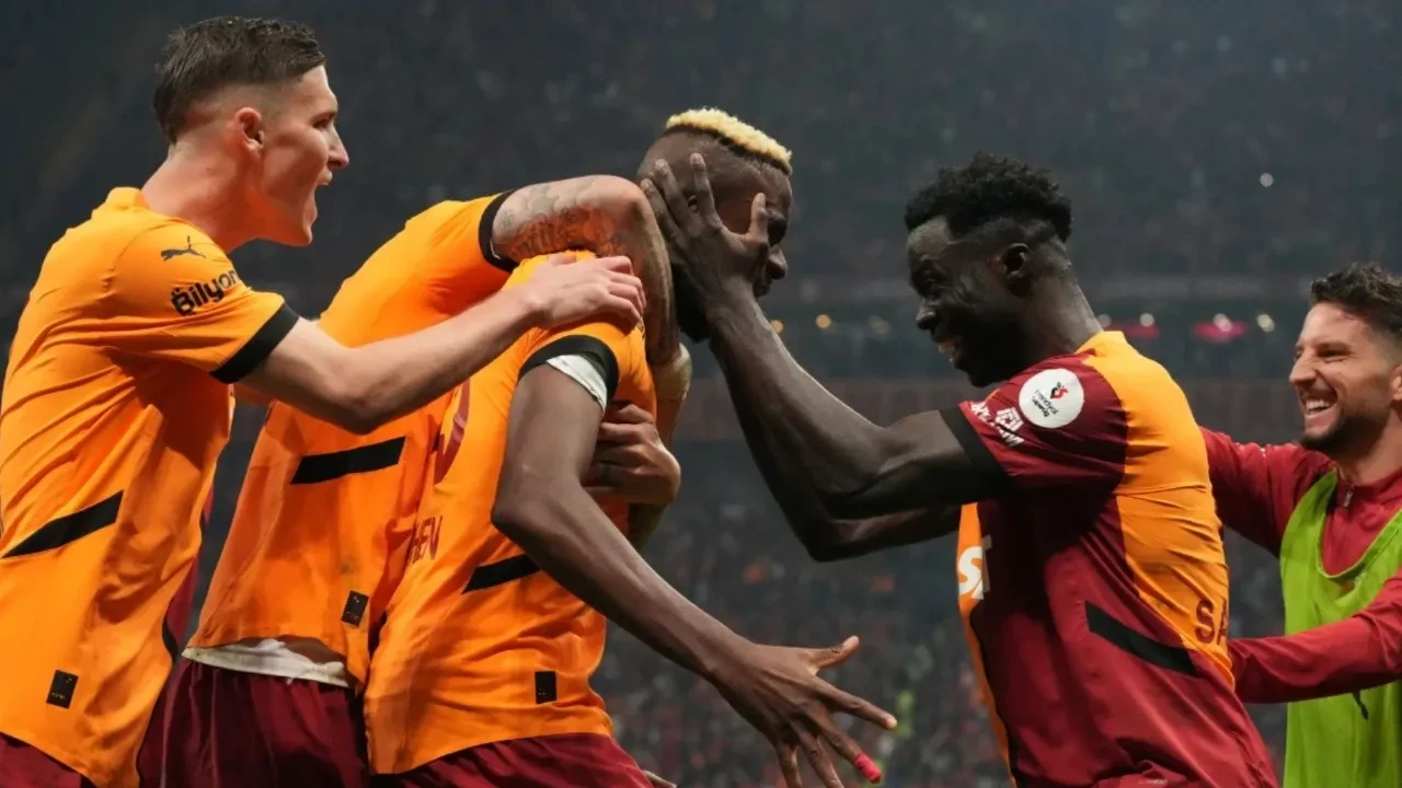 Galatasaray yıldız oyuncu ile yeniden masaya oturdu! 3 yıllık sözleşme yapılacak