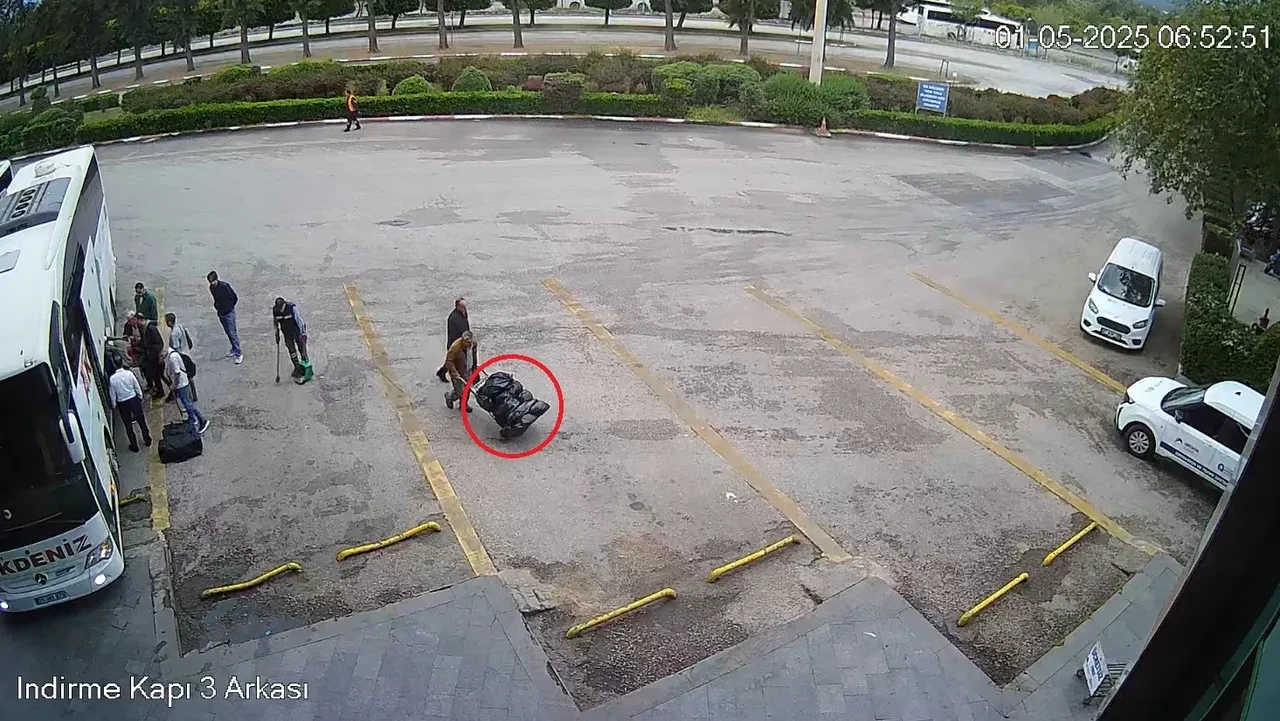 Hayrete düşüren an! Parça parça çöp poşetinde taşınıyordu, otogarda yakalandı