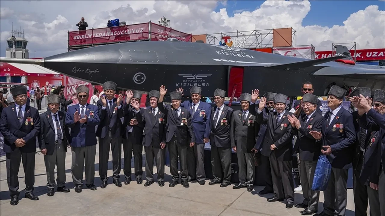 Kıbrıs Barış Harekatı gazileri TEKNOFEST'te! KIZILELMA'yı inceleyip katılımcılarla sohbet ettiler