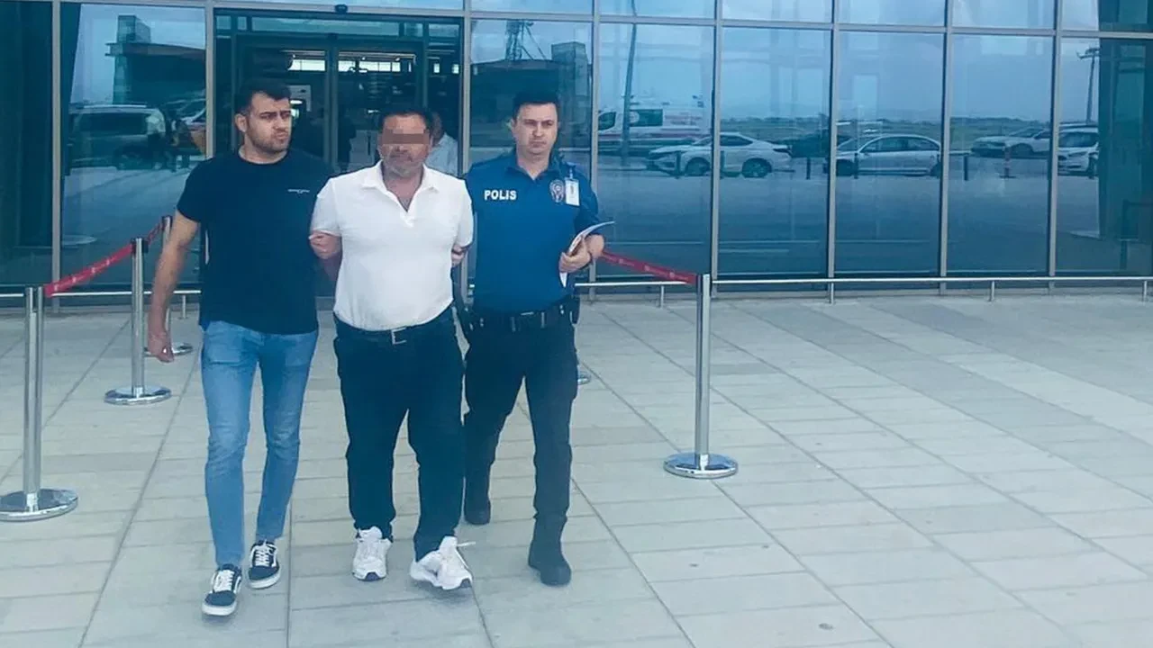 Kırmızı bültenle aranıyordu, pasaport kontrolünde yakalandı