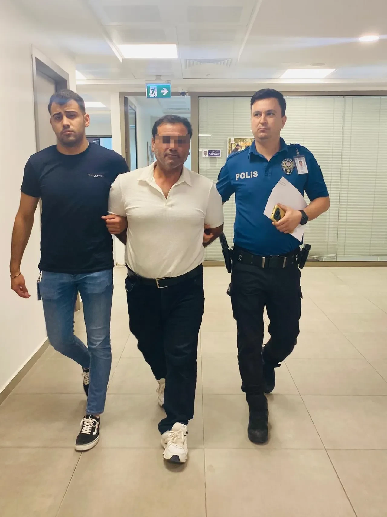 Kırmızı bültenle aranıyordu, pasaport kontrolünde yakalandı