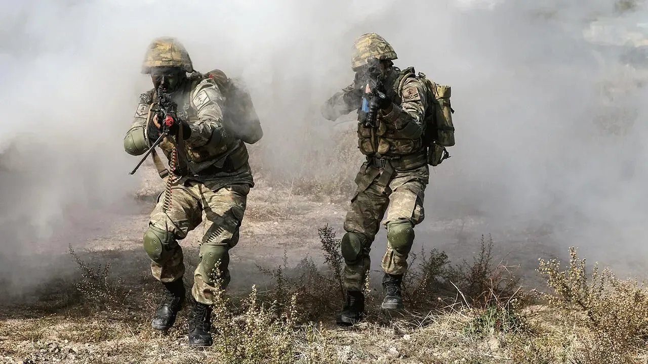 MSB'den Irak'ın kuzeyine darbe! Terörist mağarası imha edildi, cephanelik ele geçirildi!