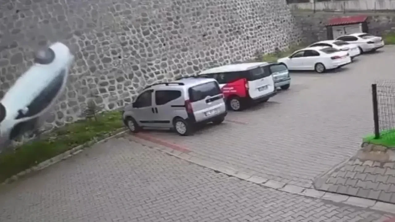 Ordu'da otomobil site bahçesine uçtu: 1 ölü
