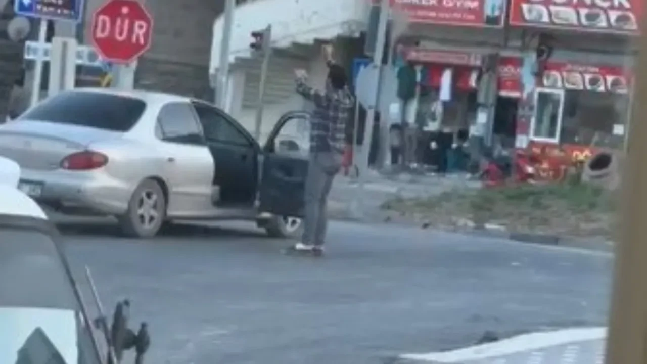 Trafikte ilginç görüntü! Alkollü sürücü araçtan inip dans etti