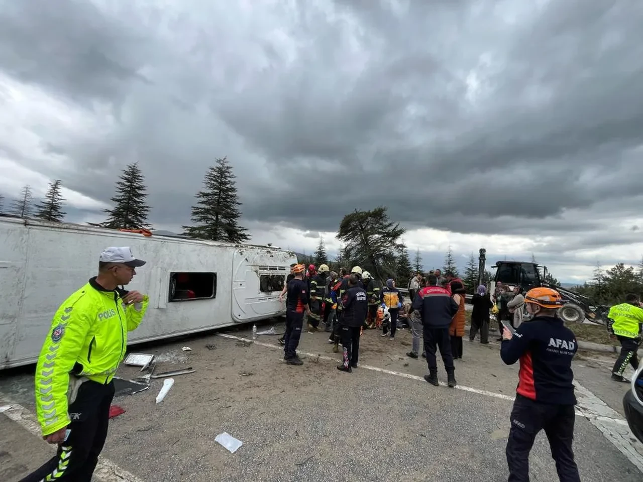 Yolcu otobüsü devrildi: Çok sayıda yaralı var
