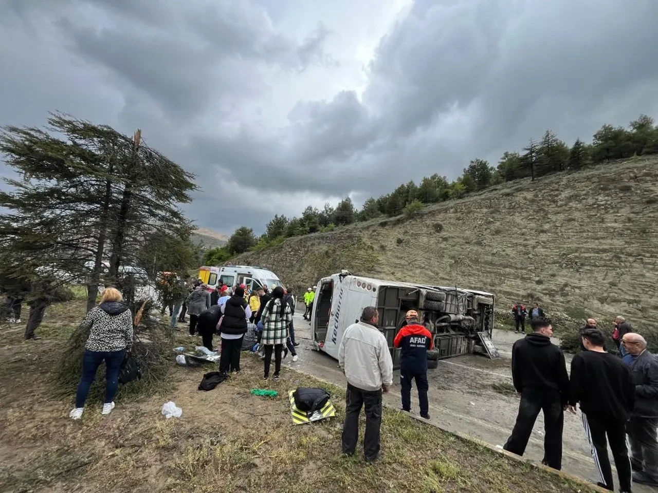 Yolcu otobüsü devrildi: Çok sayıda yaralı var