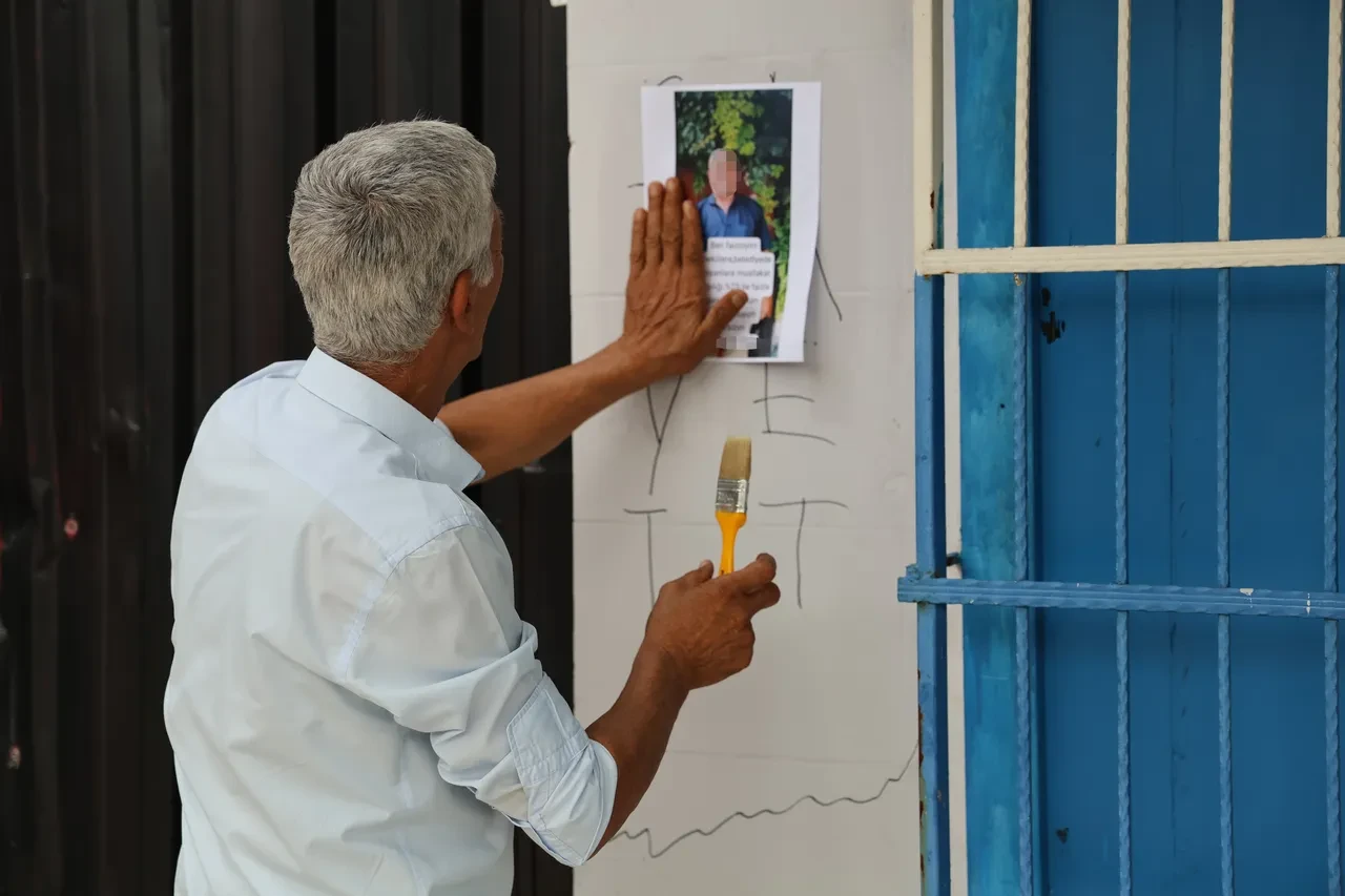 Afişleri gören şaşkına döndü! Kendisini dolandıran kişiyi böyle ifşa etti