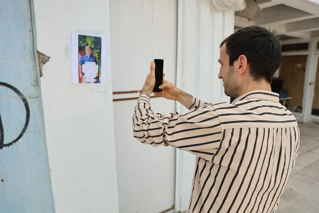 Afişleri gören şaşkına döndü! Kendisini dolandıran kişiyi böyle ifşa etti