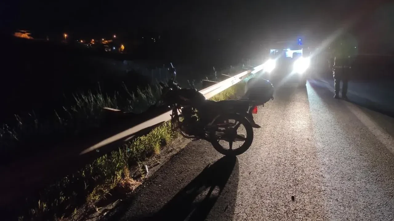 Bariyerlere sıkışmış motosikleti polislerin dikkati ortaya çıkardı