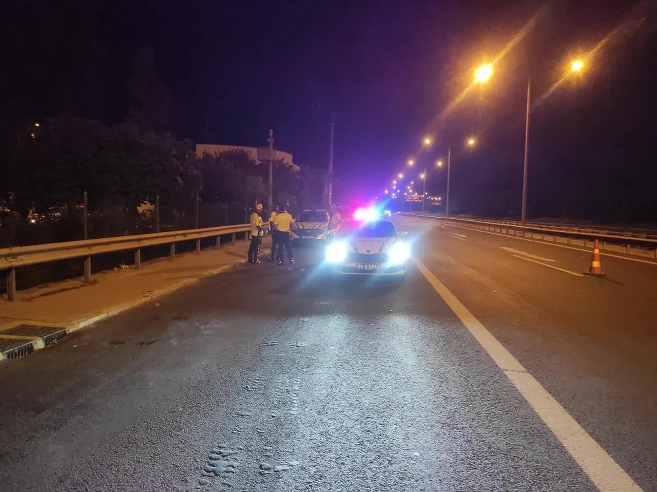 Bariyerlere sıkışmış motosikleti polislerin dikkati ortaya çıkardı
