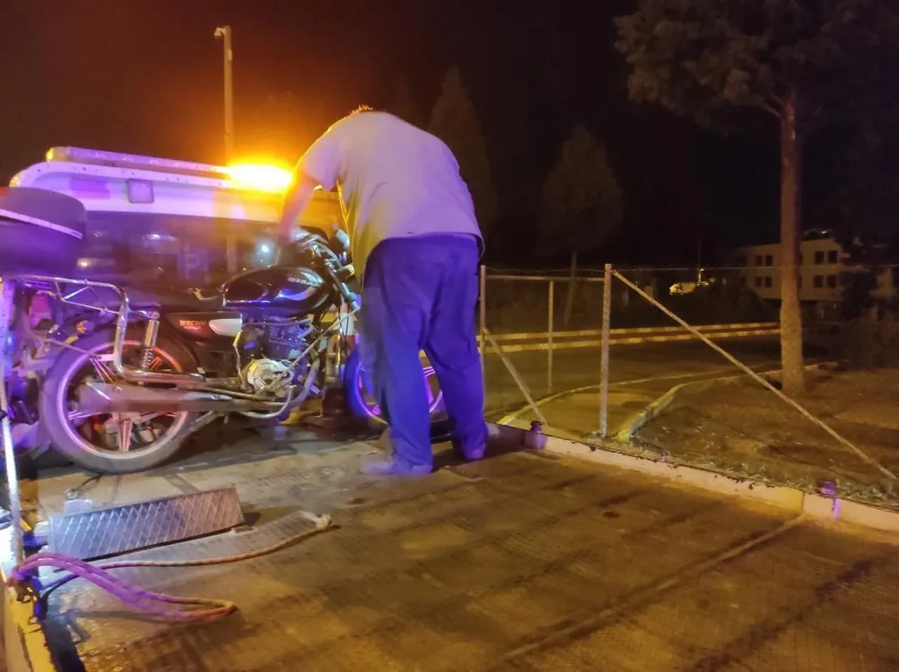 Bariyerlere sıkışmış motosikleti polislerin dikkati ortaya çıkardı