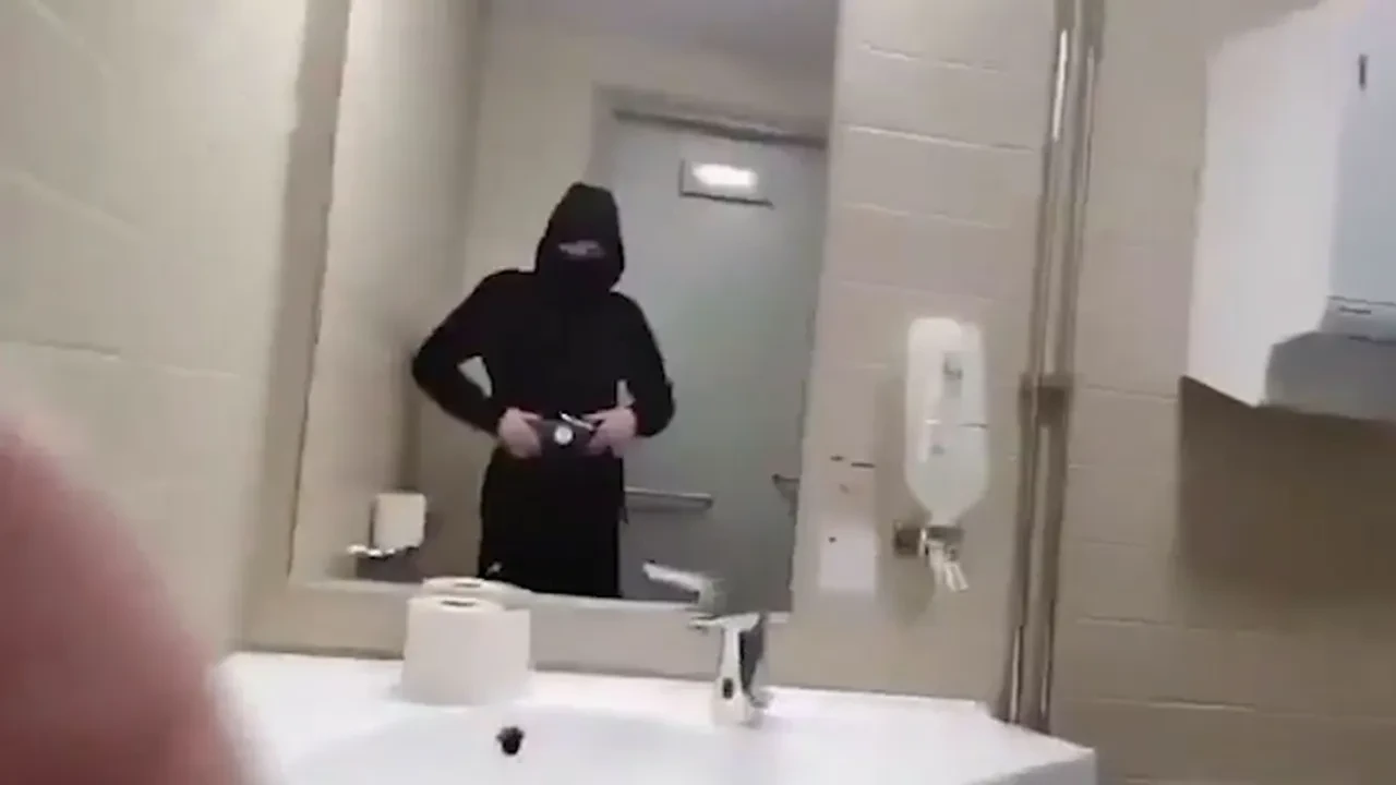 Bildiri yayımlayıp okuldaki 3 kız öğrenciyi bıçakladı! Vücut kamerasıyla her şeyi kaydetti